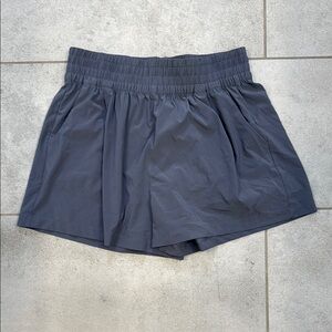 Like NEW - Vuori Villa Shorts - size M - Azure